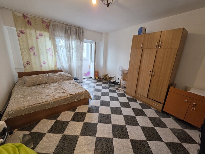 Piata Muncii, 5 minute metrou, pe Apostol Margarit, bloc 1987, reabilitat