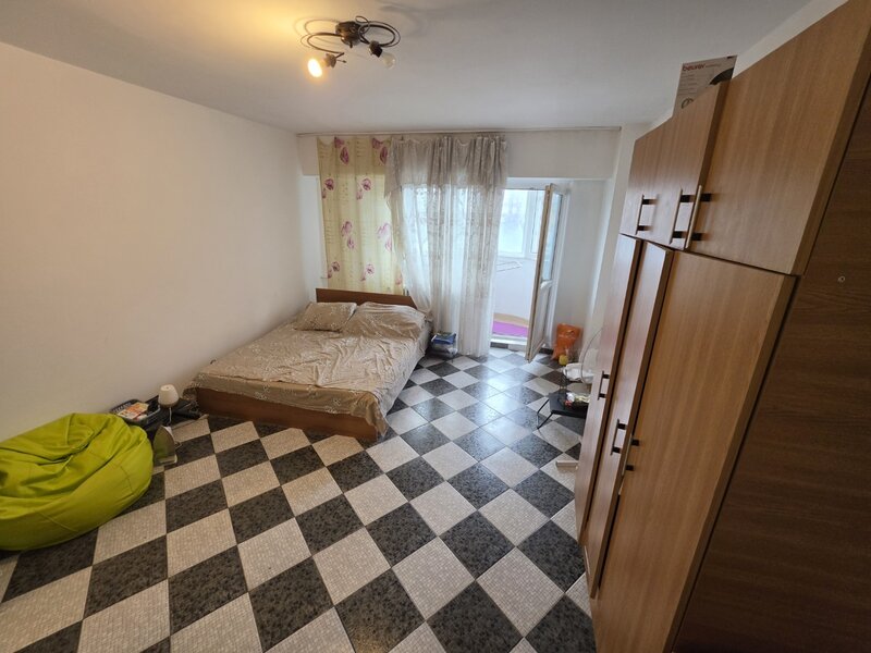 Piata Muncii, 5 minute metrou, pe Apostol Margarit, bloc 1987, reabilitat