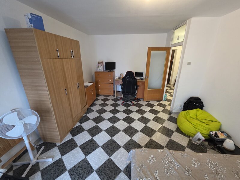 Piata Muncii, 5 minute metrou, pe Apostol Margarit, bloc 1987, reabilitat